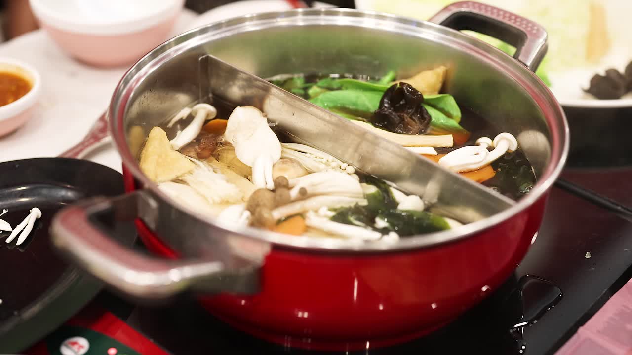 una olla caliente hirviendo con varios ingredientes en bangkok