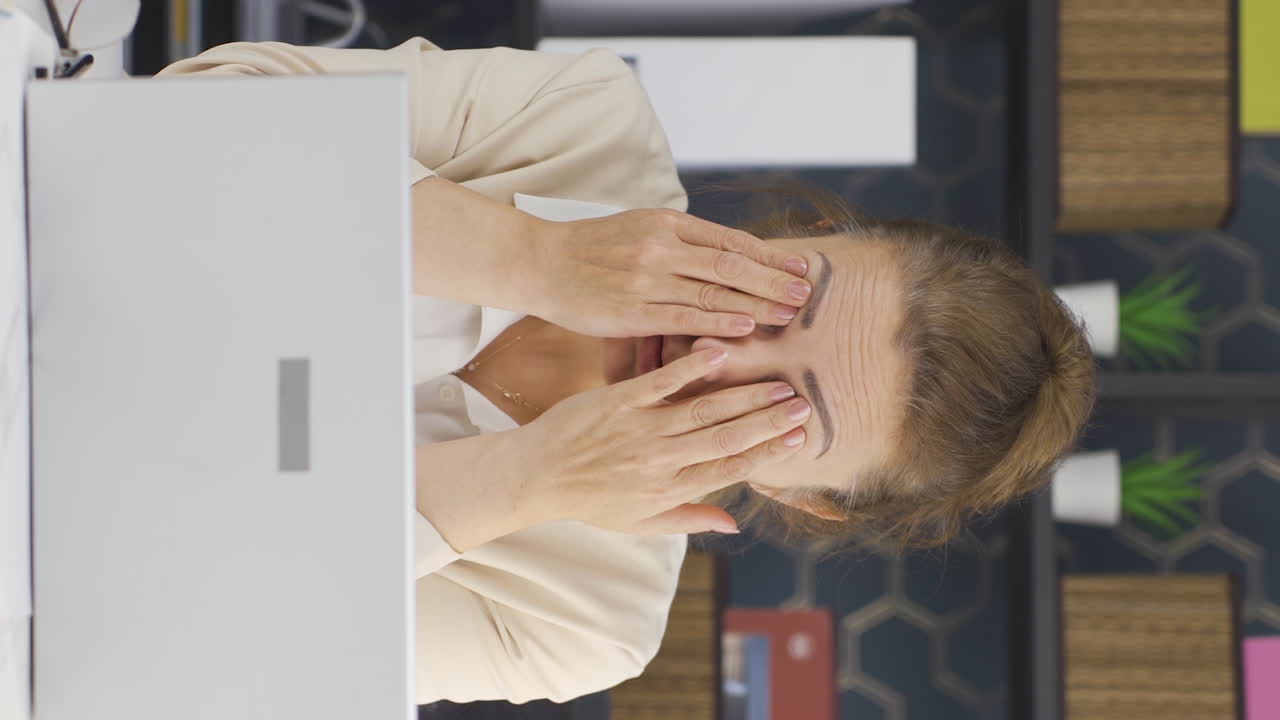 video vertical de una mujer de negocios con ojo seco y sensibilidad ocular.