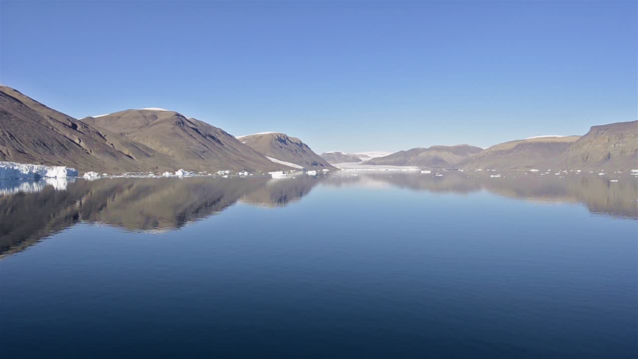 캐나다 누나 부트 준주 엘즈 미어 섬의 사우스 케이프 피오르드에있는 조수 빙하의 패닝 모션