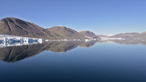 movimiento panorámico de un glaciar de agua de marea en el fiordo del cabo sur en la isla de ellesmere en nunavut canadá