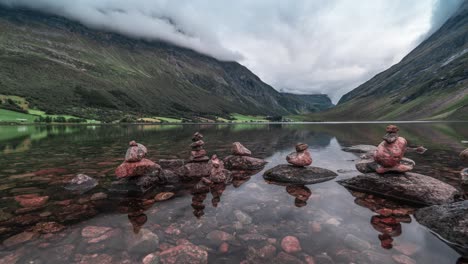 Un-Lago-Poco-Profundo-Con-Agua-Transparente-Rodeado-De-Montañas-Cubiertas-De-Bosques