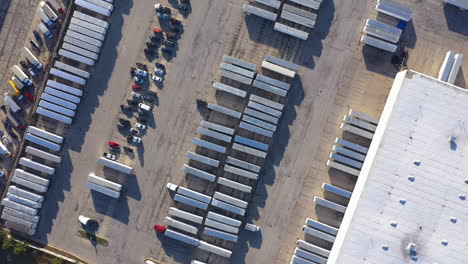 compagnia di trasporto enorme flotta di container di camion nel magazzino di parcheggio, antenna orbitale