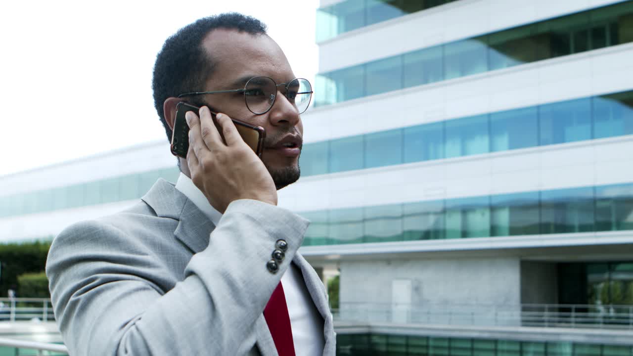 hombre de negocios confiado hablando por teléfono inteligente