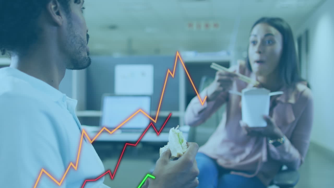 animación de procesamiento de datos contra hombres y mujeres diversos discutiendo mientras comen bocadillos en la oficina
