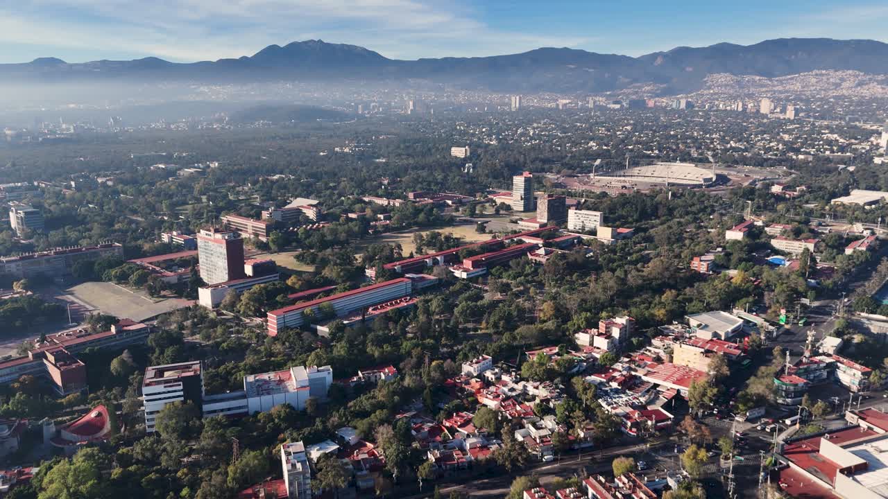 fotografía aérea del sur de la ciudad de méxico, con la montaña ajusco
