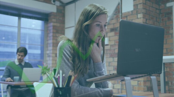 Animation af databehandling over kaukasiske forretningsfolk, der arbejder på kontor