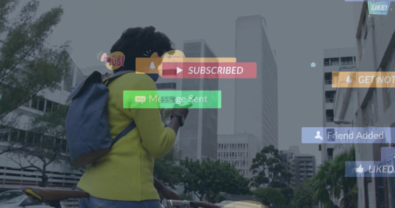 Animazione di notifiche colorate di social media in movimento su una donna afroamericana che usa uno smartphone.
