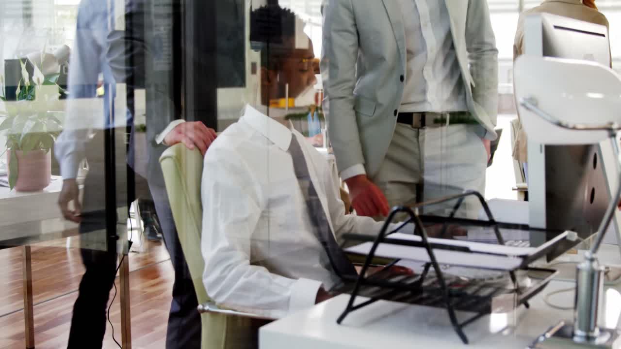 empresarios que interactúan entre sí