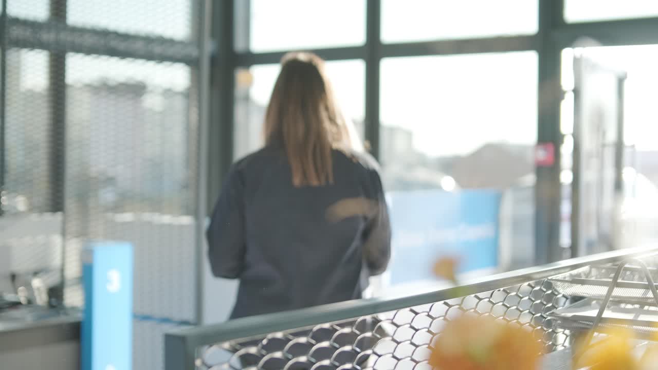 사무실을 걸어다니는 자동차 서비스 매니저