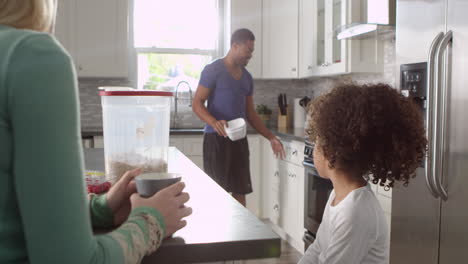 Una-Pareja-De-Raza-Mixta-Y-Su-Hija-Hablan-En-La-Cocina,-De-Cerca,-Filmadas-En-R3d