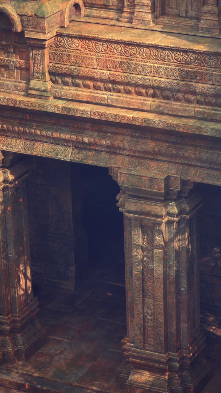 L'architettura di un antico tempio rivela intagli intricati alla calda luce del sole