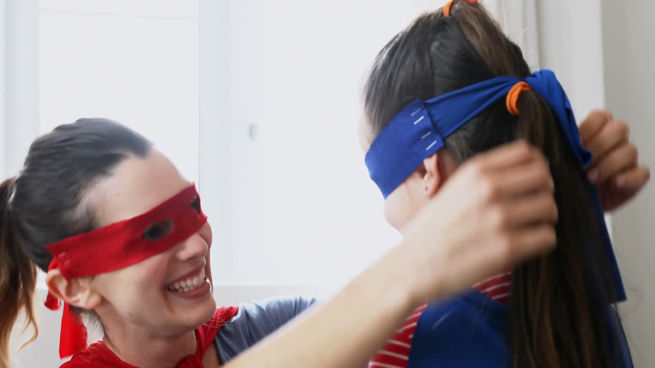 어머니와 딸이 슈퍼히어로 4k로 척하는 것