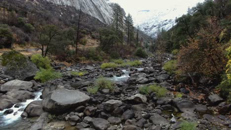 toma de drones de montañas nevadas cerca de yosemite