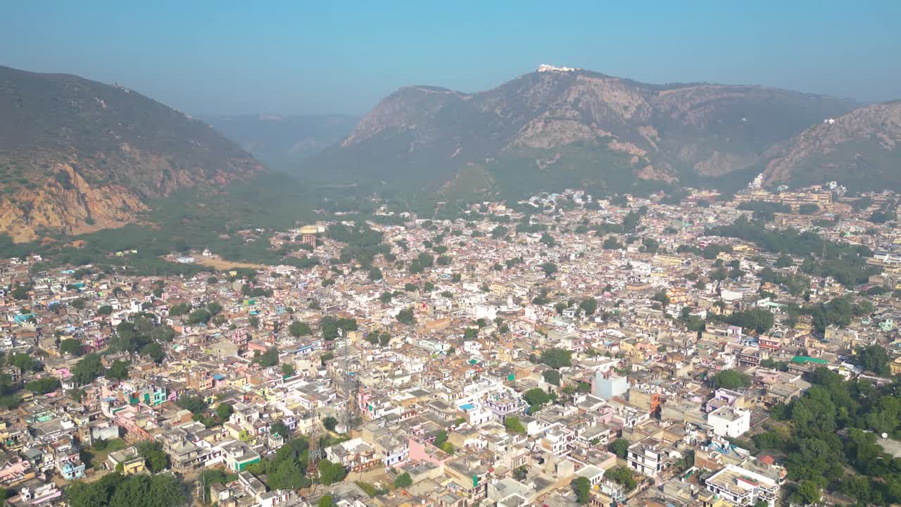 vista aérea en la ciudad de alwar grabada por dji mini 3pro