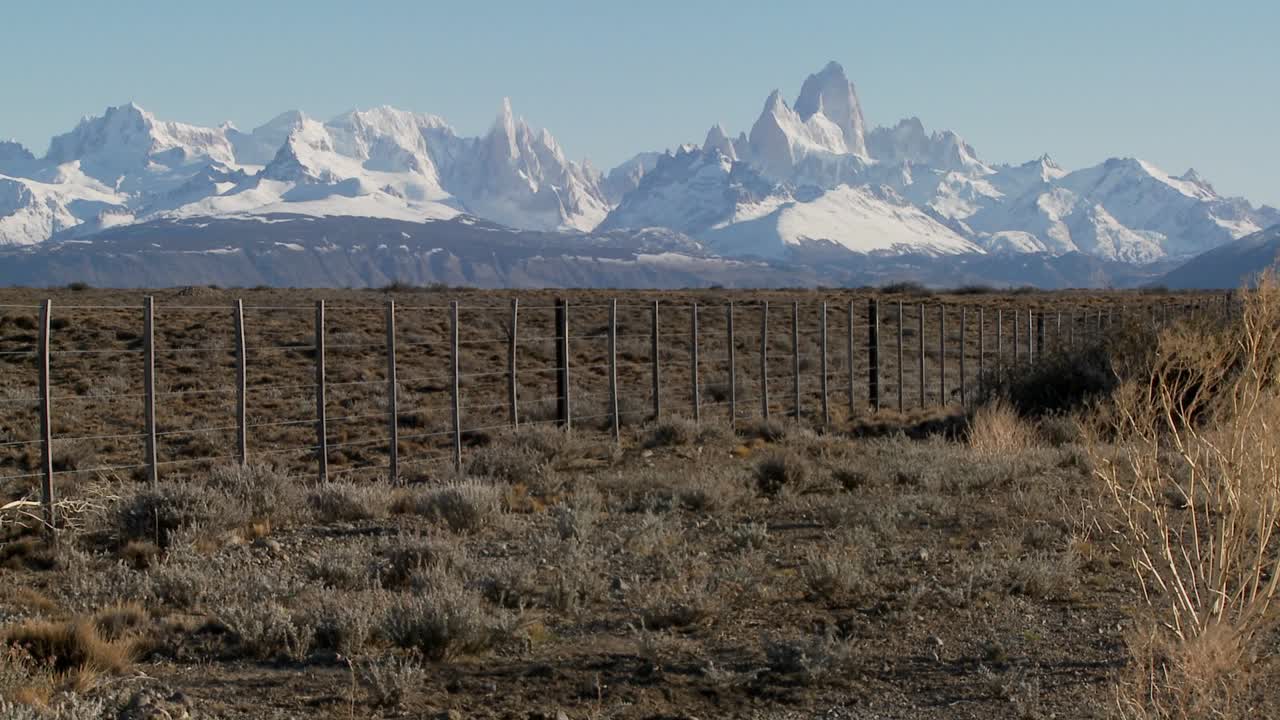 panoramica attraverso una regione recintata nell'estremo sud della patagonia con la catena fitzroy sullo sfondo