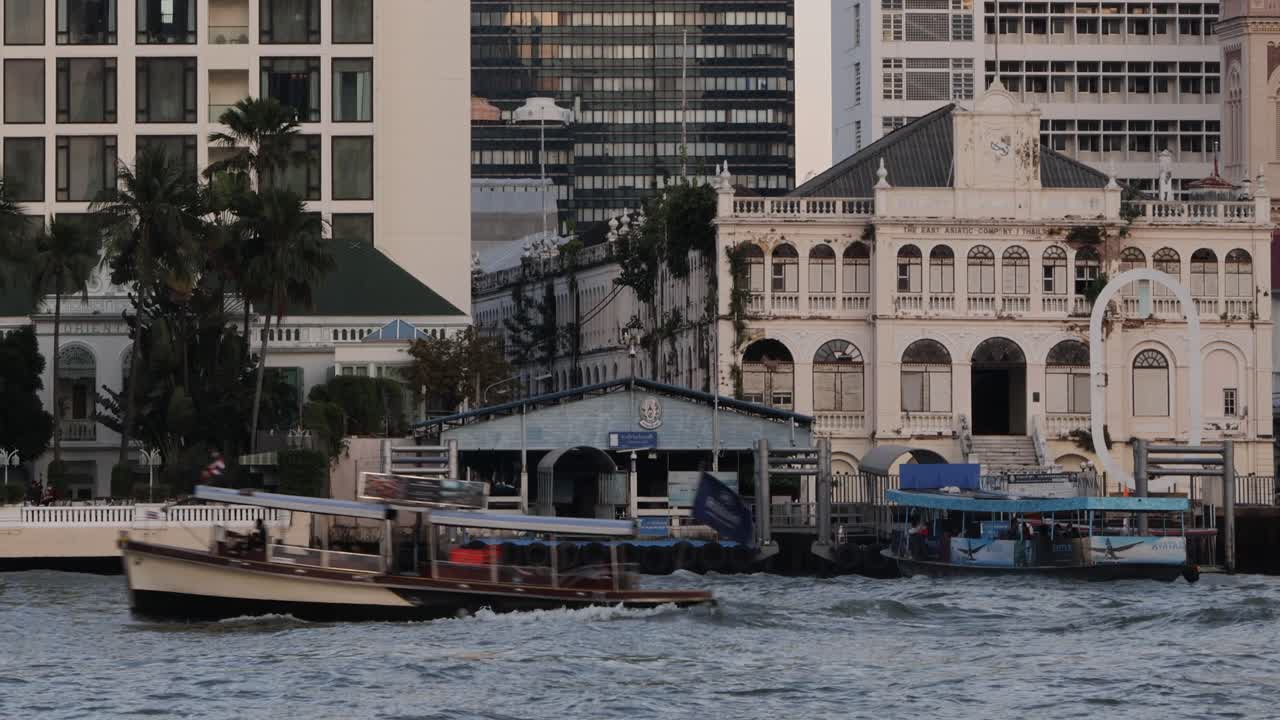 바쁜 도시 강을 따라 움직이는 배