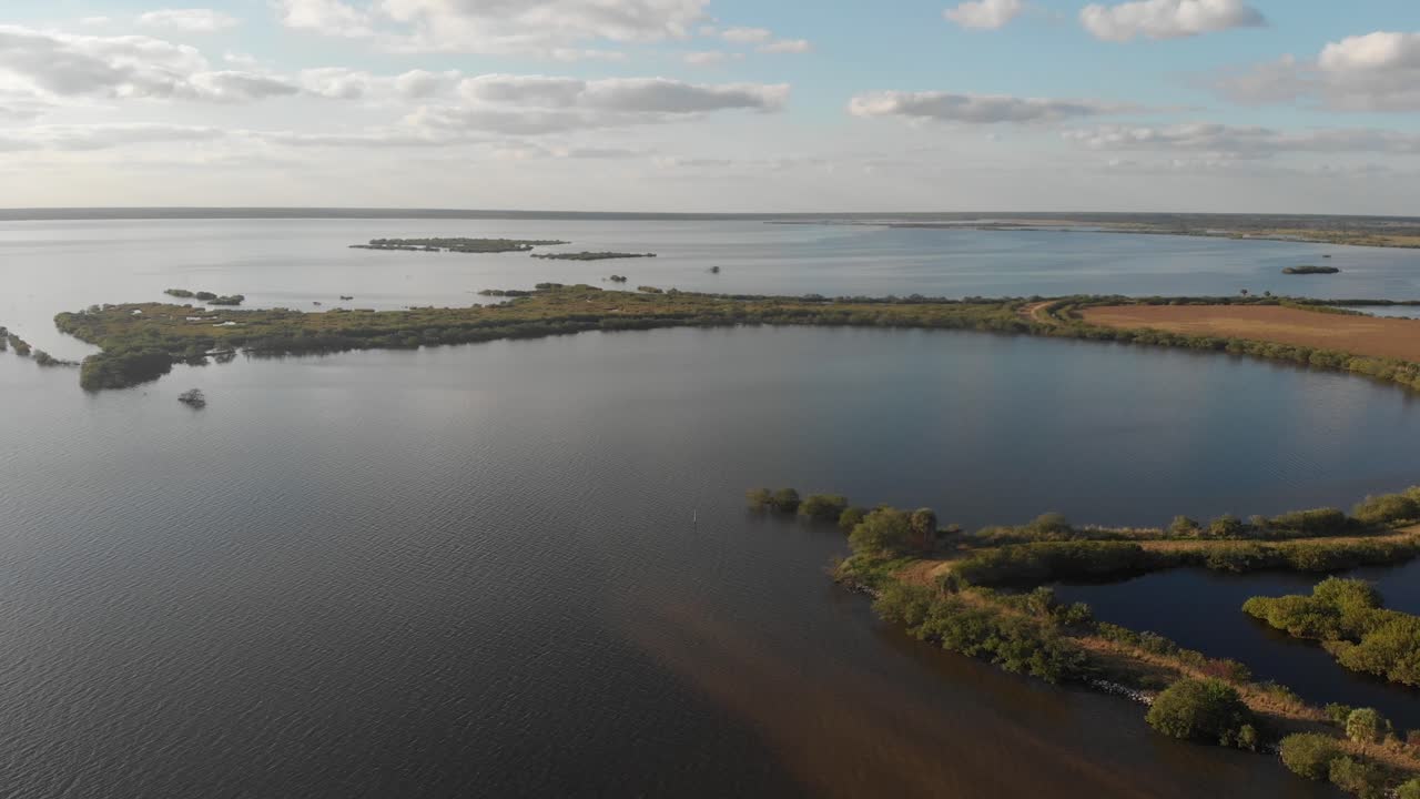 laguna de mosquitos río indio florida isla merritt refugio nacional de vida silvestre verano pescar paseos en bote deportes acuáticos aéreo drone seguimiento atardecer