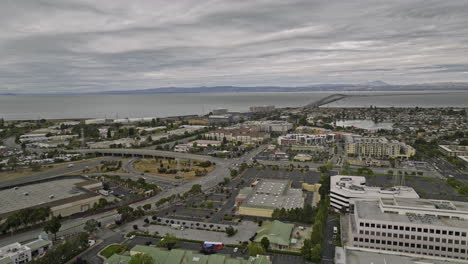 Ciudad-De-Acogida-California-Antena-V5-Drone-Sobrevuelo-Centro-De-La-Ciudad,-Barrios-Vintage-Park-Lincoln-Con-Puente-San-Mateo-Y-Vistas-A-La-Bahía-De-San-Francisco-En-Un-Día-Nublado---Rodada-Con-Cine-Mavic-3---Junio-De-2022