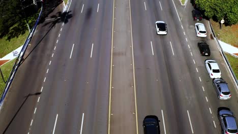 Verkehr-Auf-Dem-Weg-Zu-Unbekannten-Zielen,-Grünflächen-Der-Stadt,-Luftaufnahme