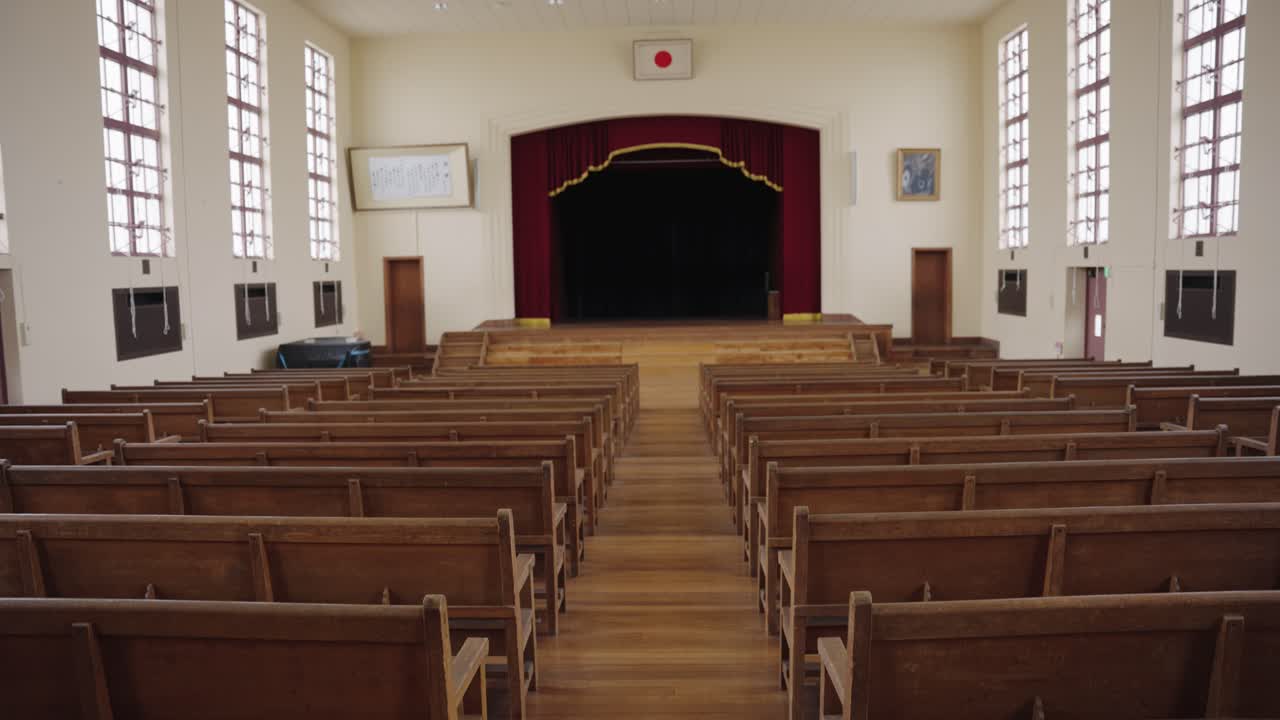 histórico auditorio de la escuela primaria de toyosato, tiro de revelación de inclinación 4k