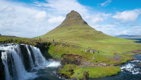 imágenes en lapso de tiempo del paisaje montañoso de kirkjufell en el verano de islandia.