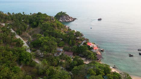 Atemberaubende-Sonnenuntergangslandschaft-Am-Tropischen-Inselstrand---Luftaufnahme-Per-Drohne