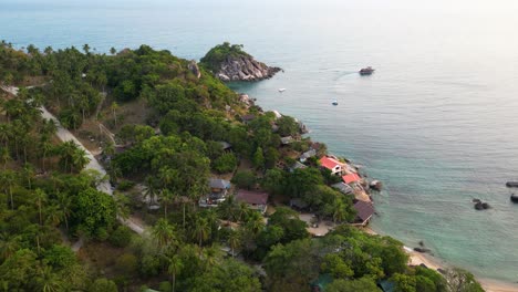 impresionante paisaje de puesta de sol en la playa de una isla tropical - vista aérea de un avión no tripulado