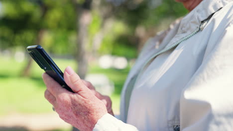 Teléfono,-Mecanografía-Y-Persona-Mayor-En-El-Parque-Para-Móviles