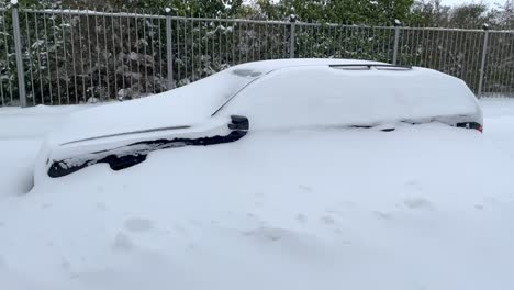 Vehículo-Cubierto-De-Nieve-Después-De-Fuertes-Nevadas-Durante-El-Invierno---Control-Deslizante-A-La-Derecha