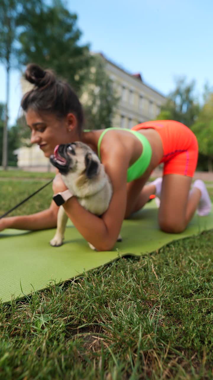 mujer haciendo ejercicio con su pug en un parque