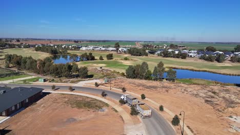 Camión-Y-Remolque-Conduciendo-A-Través-De-Un-Desarrollo-Residencial-Cerca-Del-Lago-Mulwala-Yarrawonga