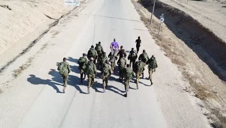 Varios-Soldados-Del-Primer-Ejército-Corrieron-Bajo-La-Guía-De-Sus-Entrenadores