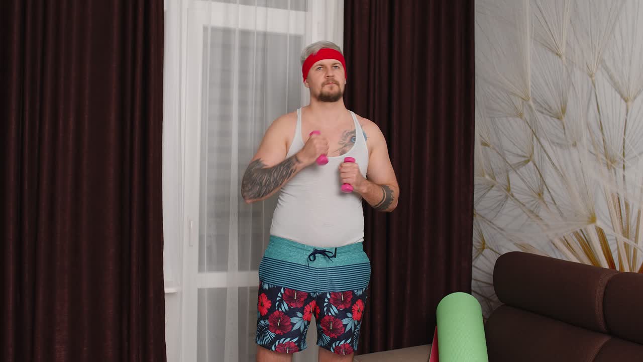 hombre elegante hipster blogger entrenador grabación de deporte en línea ejercicios de boxeo con pesas blog