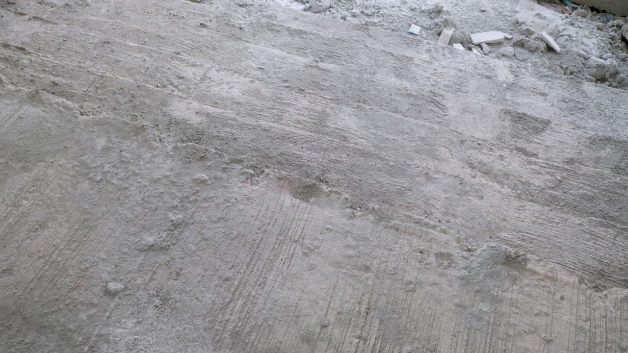 태국 방 외에 건설 중인 집의 미완성 시멘트 계단을 돌아다니며