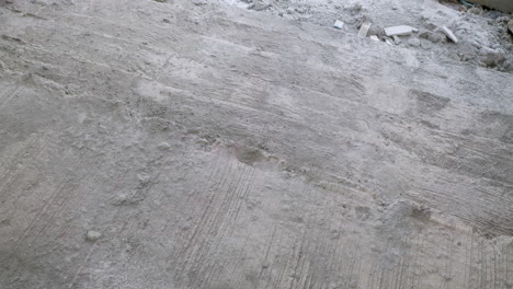 panorámica alrededor de los escalones de cemento inacabados de las escaleras de una casa en construcción que se está construyendo en las afueras de bangkok, tailandia