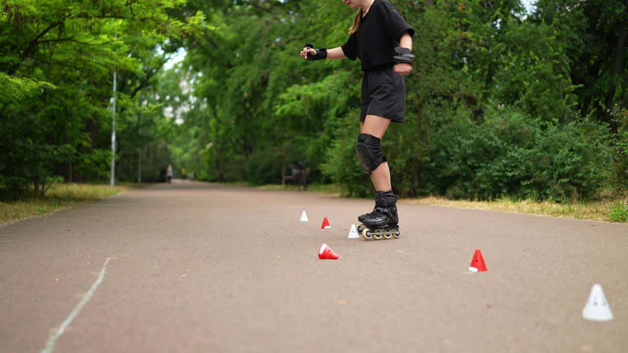 공원에서 롤러스케이딩을 하는 여자