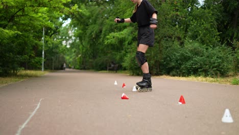 mujer patinando en el parque