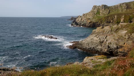 Weitwinkelaufnahme-Von-Piskies-Cove-In-Cornwall