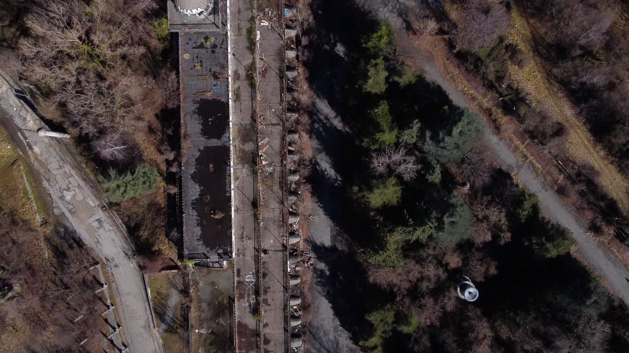 paisaje abandonado y arruinado en consonno, italia