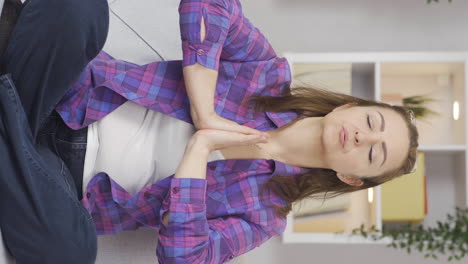 vídeo vertical de la mujer meditando.