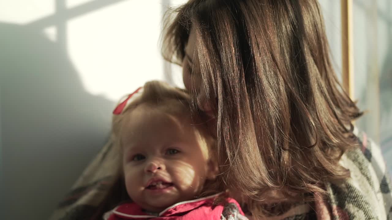 madre e hija disfrutando de la luz del sol