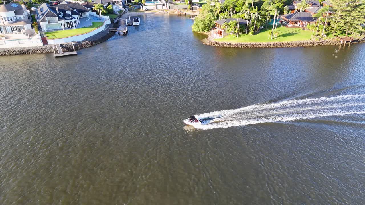 경치 좋은 강 을 따라 보트 가 항해 하고 있다