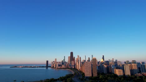 Amanecer-Aéreo-Horizonte-Del-Centro-De-Chicago-Bajo-Un-Cielo-Azul