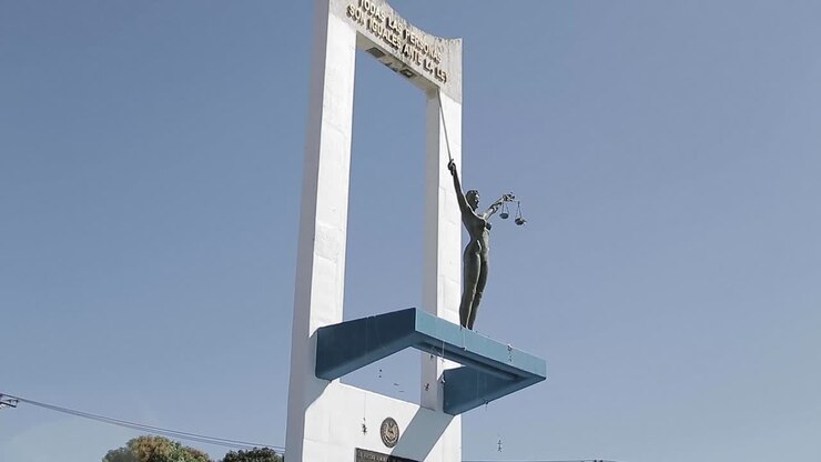 Una ripresa in tilt up al Monumento a La Constitución a San Salvador durante una giornata di sole.