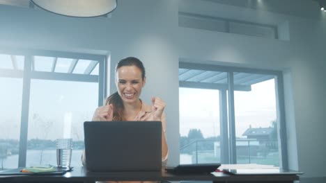 mujer de negocios trabajando en la computadora. persona feliz hablando en un cuaderno.