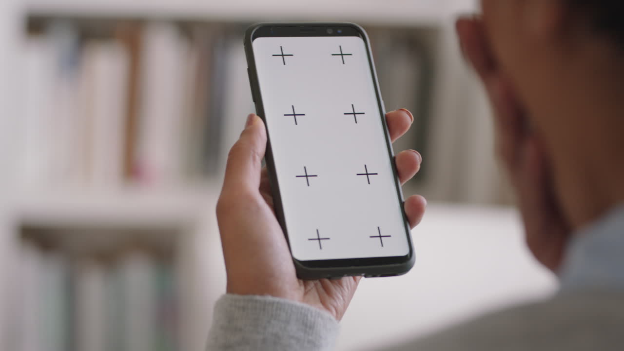 giovane donna che utilizza uno smartphone che ha una chat video guardando sorpreso lo schermo verde godendo di chattare sul telefono cellulare display chiave croma orientamento verticale 4k filmato