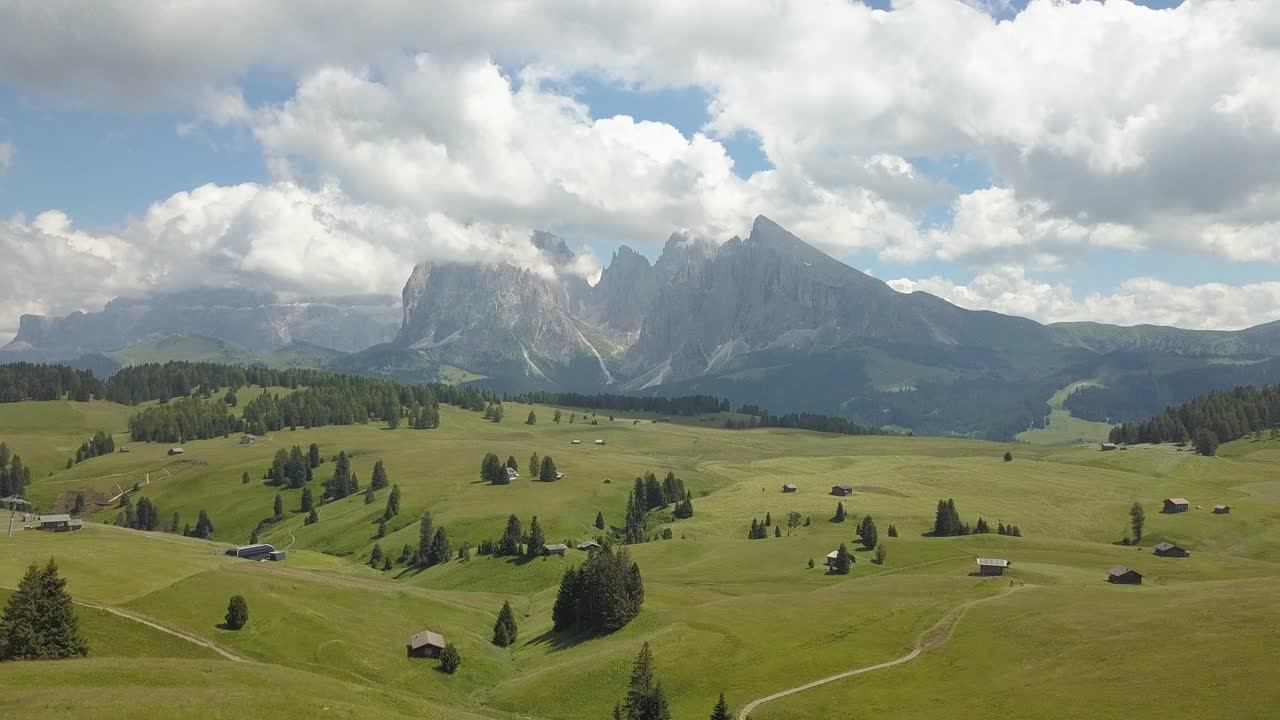 Sorvolo aereo in avanti sulla Valle Verde in una soleggiata giornata estiva nell'Alpe di Siusi, Seiser Alm, Ortisei, Dolomiti, Italia, Europa