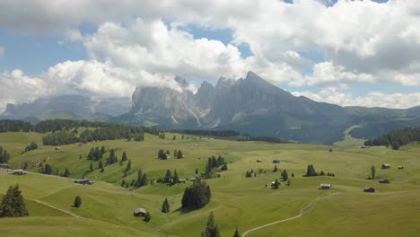 Antena-Delantera,-Volar-Sobre-El-Valle-Verde-En-Un-Día-Soleado-De-Verano-En-El-Alpe-Di-Siusi,-Seiser-Alm,-Ortisei,-Dolomitas,-Italia,-Europa