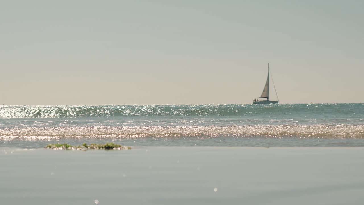 프랑스 팔라바스 에 있는 멀리 있는 항해 보트 와 함께 반 ⁇ 이는 바다