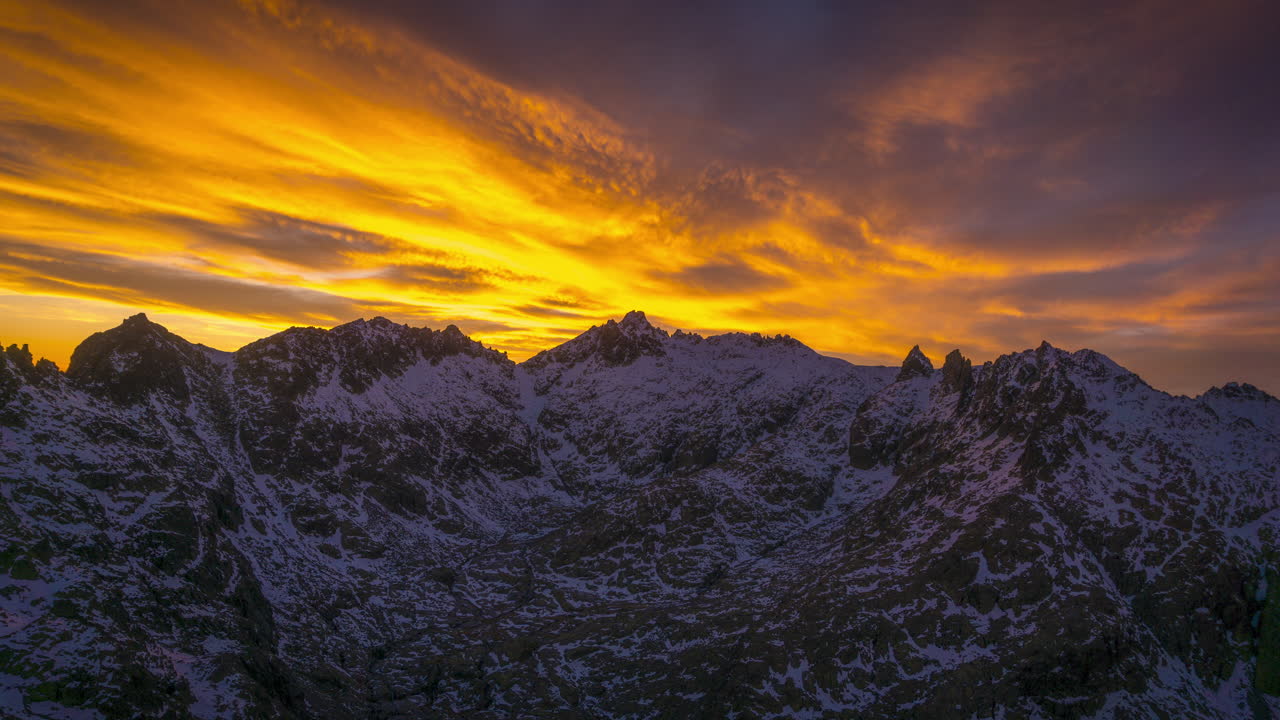 Tramonto colorato e bellissimo sui monti di Gredos, Avila, Spagna.